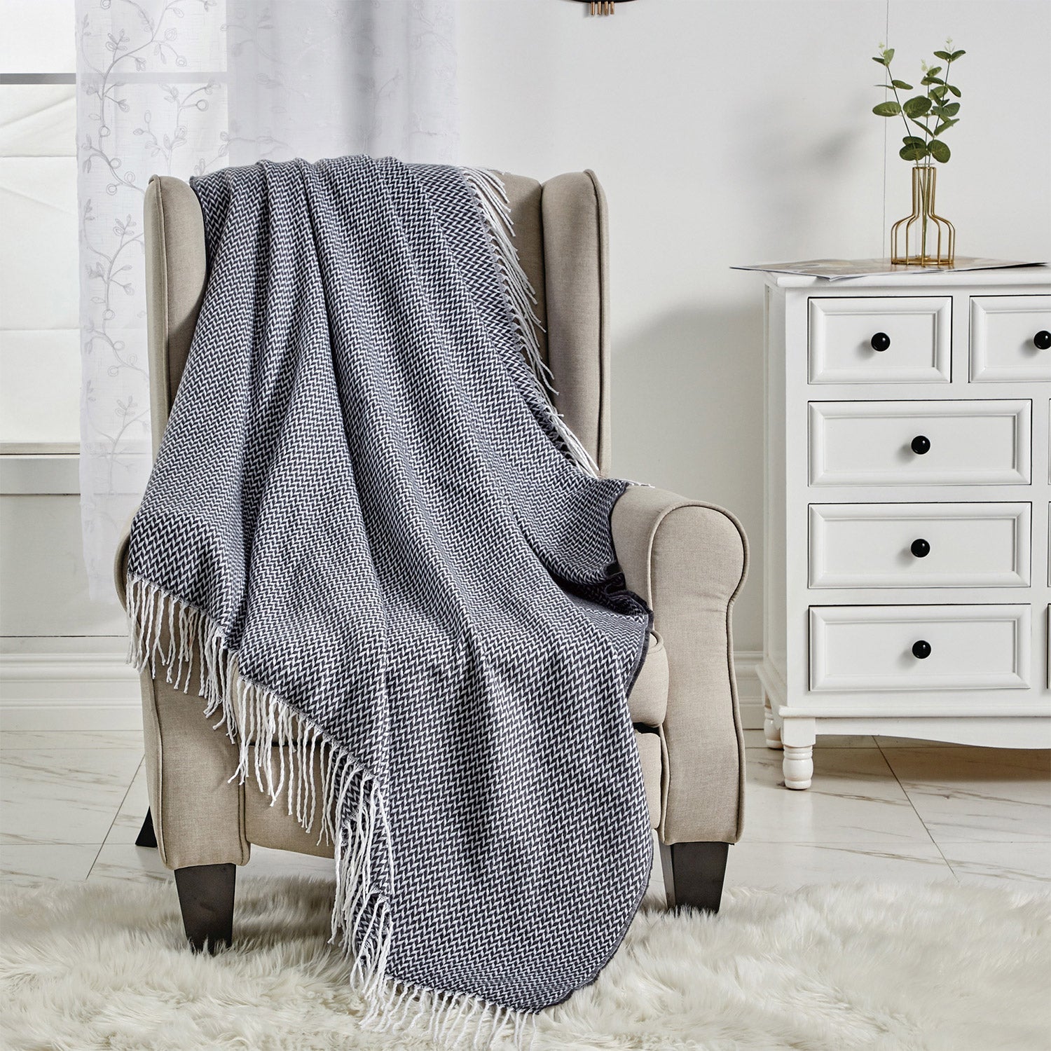 1 Piece Knitted Throw Blanket with Decorative Tassels for Couch Sofa Chair, Rustic Yarn-Dye Woven Blanket with Geometric Pattern