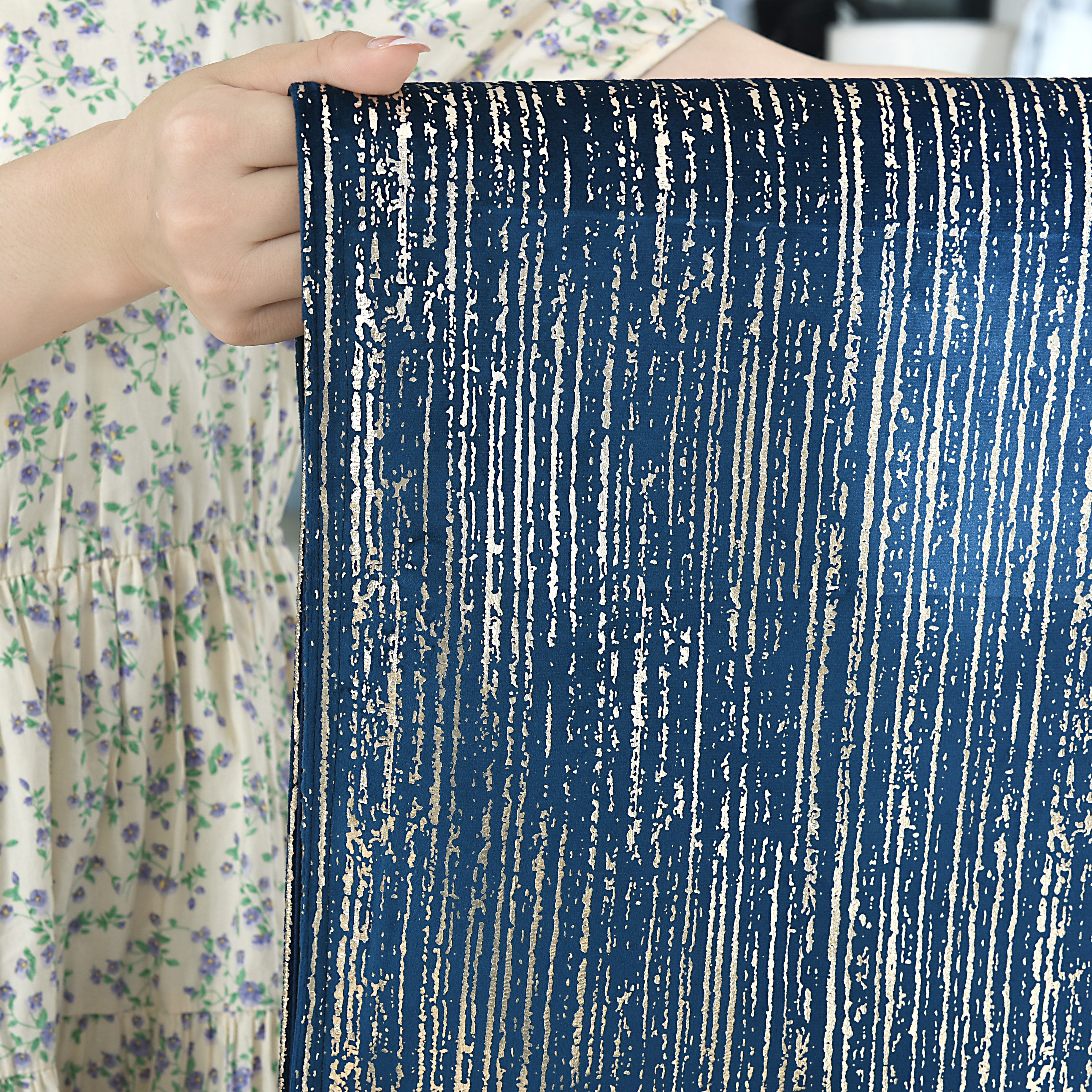 HIGBEDDING Navy Gold Velvet Table Runner Stripe Bronzing Table Runners 80 Inches Long for Holiday Party, Wedding and Dining Table Decor, 16x80 Inches