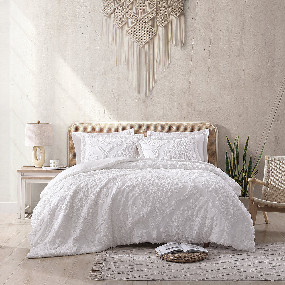 HIG Modern Series 7-Piece White Tufted Vintage Damask Bed in a Bag, Queen / King