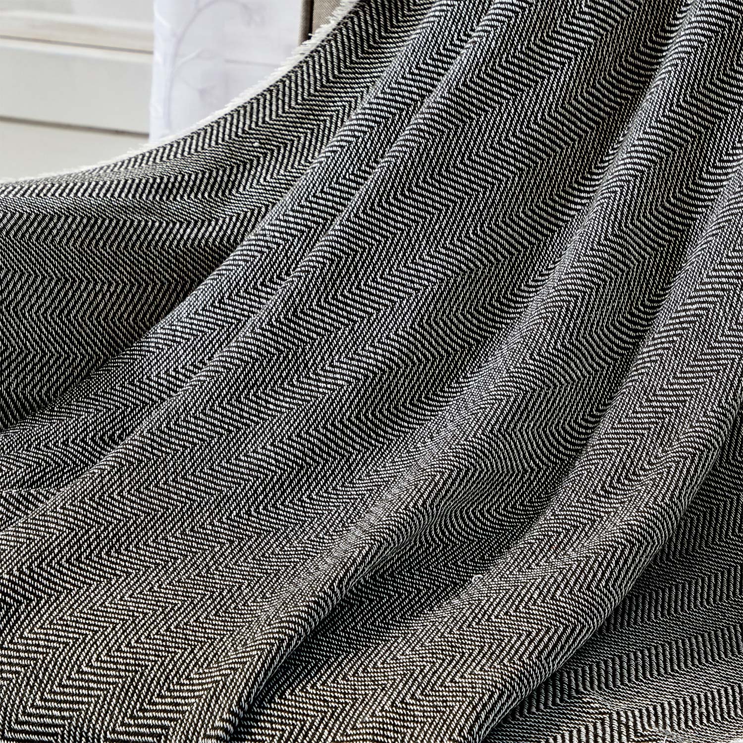 1 Piece Knitted Throw Blanket with Decorative Tassels for Couch Sofa Chair, Rustic Yarn-Dye Woven Blanket with Geometric Pattern