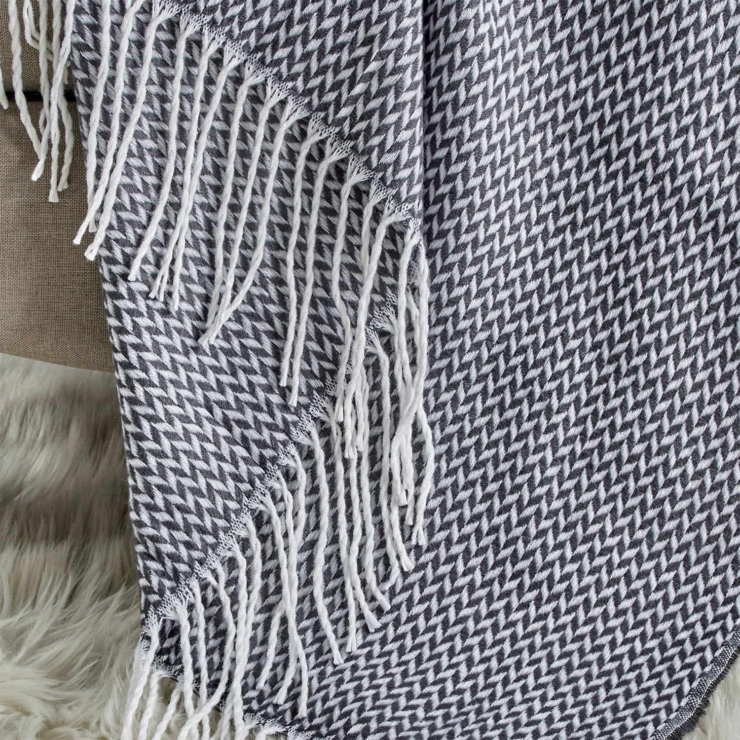 1 Piece Knitted Throw Blanket with Decorative Tassels for Couch Sofa Chair, Rustic Yarn-Dye Woven Blanket with Geometric Pattern