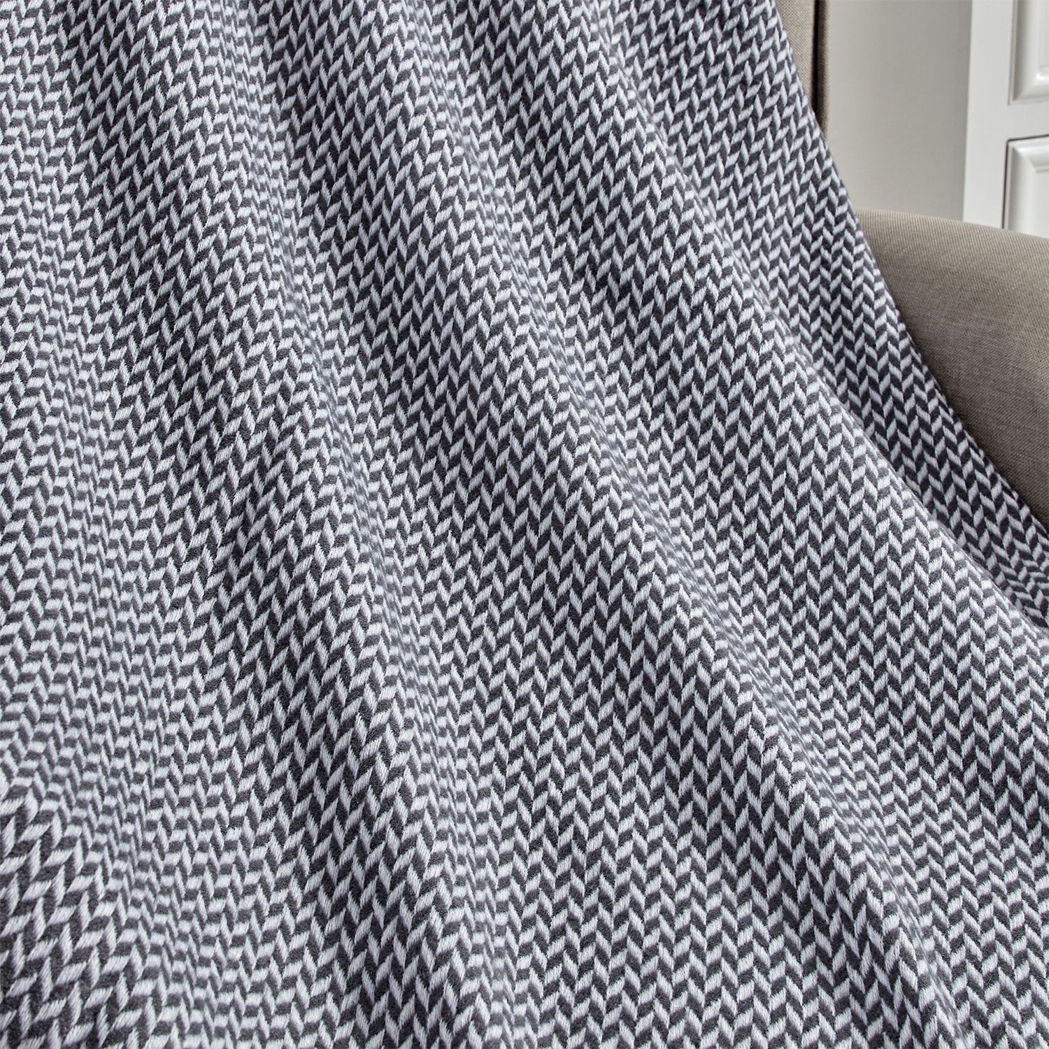 1 Piece Knitted Throw Blanket with Decorative Tassels for Couch Sofa Chair, Rustic Yarn-Dye Woven Blanket with Geometric Pattern